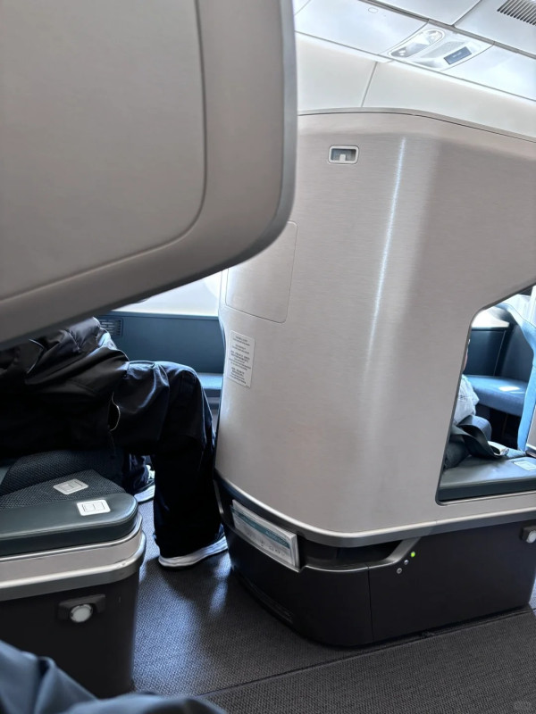 39歲歌手飛機上幫網民搬行李 事主秒被圈粉:佢真人好靚仔!