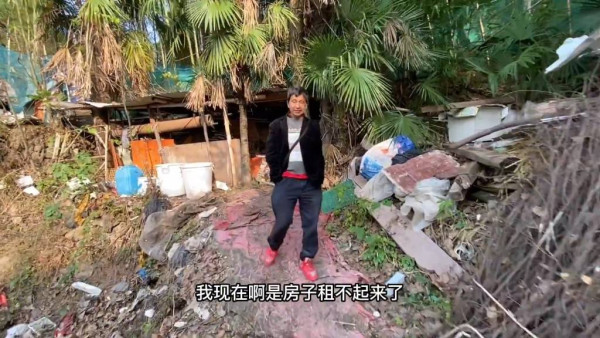 曾建在影片中，曾透露自己已沒錢租屋。來源：微博截圖