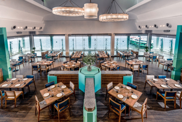 WATERMARK 三面環海飽覽維港天際  期間推「Love On the Water情人節菜單」 