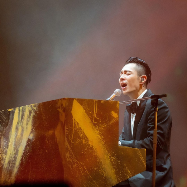 39歲歌手飛機上幫網民搬行李 事主秒被圈粉:佢真人好靚仔!