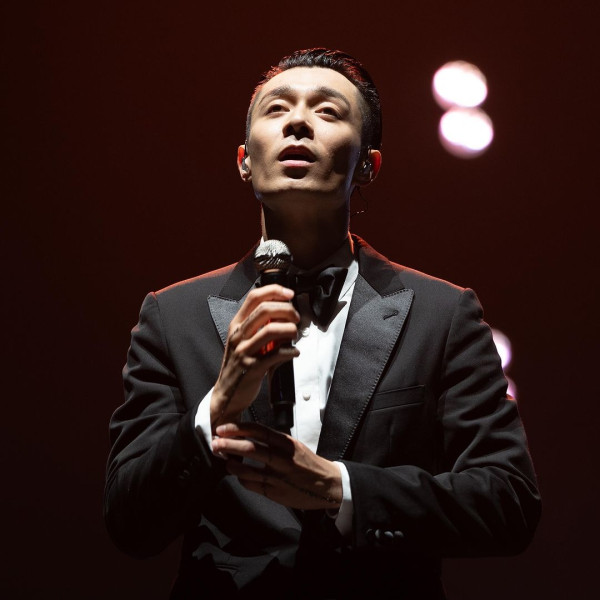 39歲歌手飛機上幫網民搬行李 事主秒被圈粉:佢真人好靚仔!