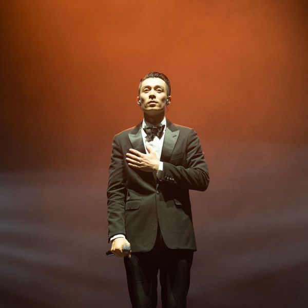 39歲歌手飛機上幫網民搬行李 事主秒被圈粉:佢真人好靚仔!