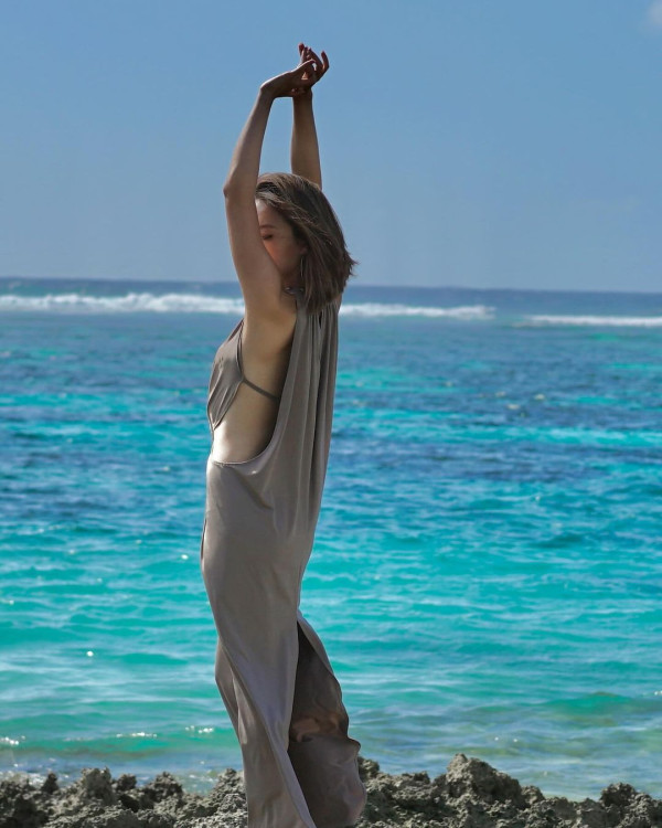 前TVB女星沖繩曬開胸泳衣極誘人 大露背設計盡騷零贅肉身材！ 