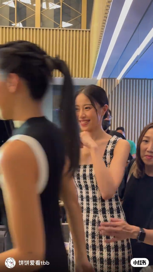 港姐亞軍許子萱牛津碩士畢業照大曬美腿！昔日是非不絕 卸任後即赴外國進修 