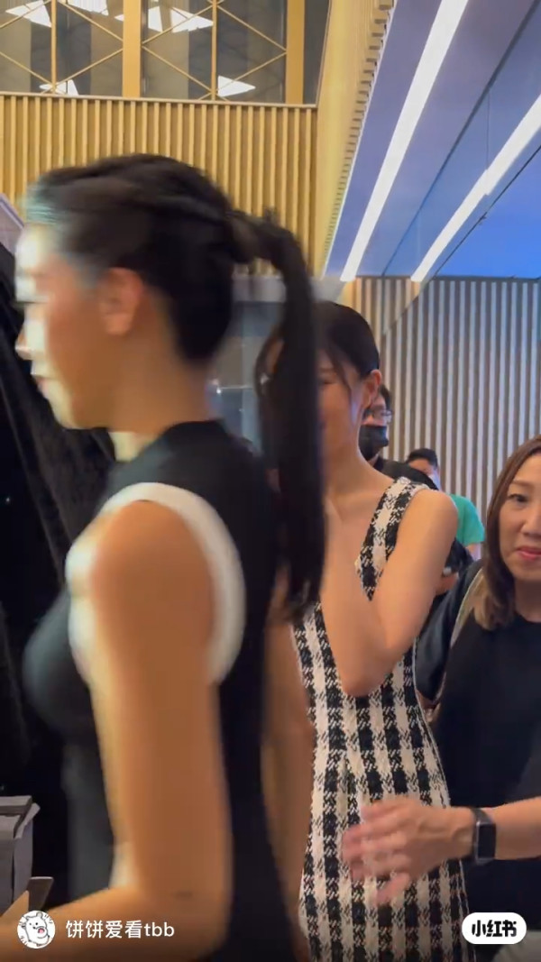 港姐亞軍許子萱牛津碩士畢業照大曬美腿！昔日是非不絕 卸任後即赴外國進修 