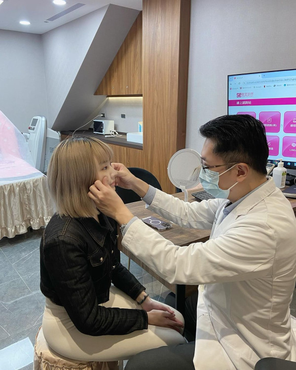 女球迷球場觀賽突然脫衣露巨乳 影片瘋傳！網友狂批自私：現場有小朋友 