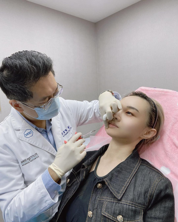 女球迷球場觀賽突然脫衣露巨乳 影片瘋傳！網友狂批自私：現場有小朋友 