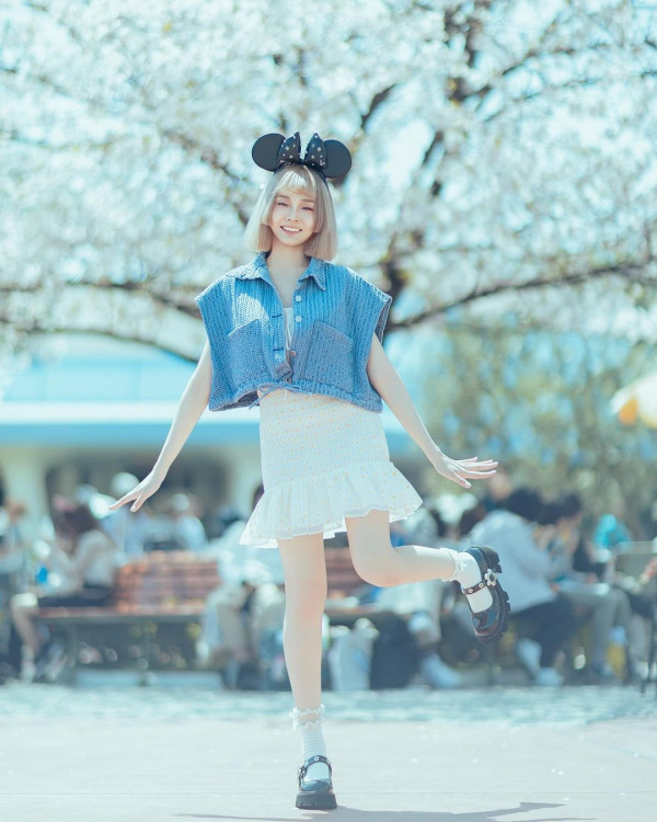 女球迷球場觀賽突然脫衣露巨乳 影片瘋傳！網友狂批自私：現場有小朋友 