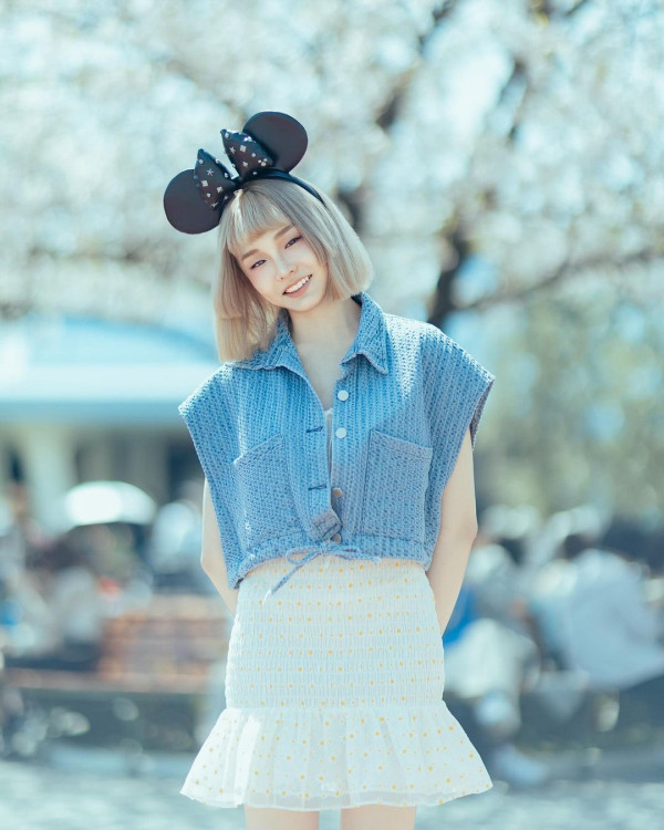 女球迷球場觀賽突然脫衣露巨乳 影片瘋傳！網友狂批自私：現場有小朋友 