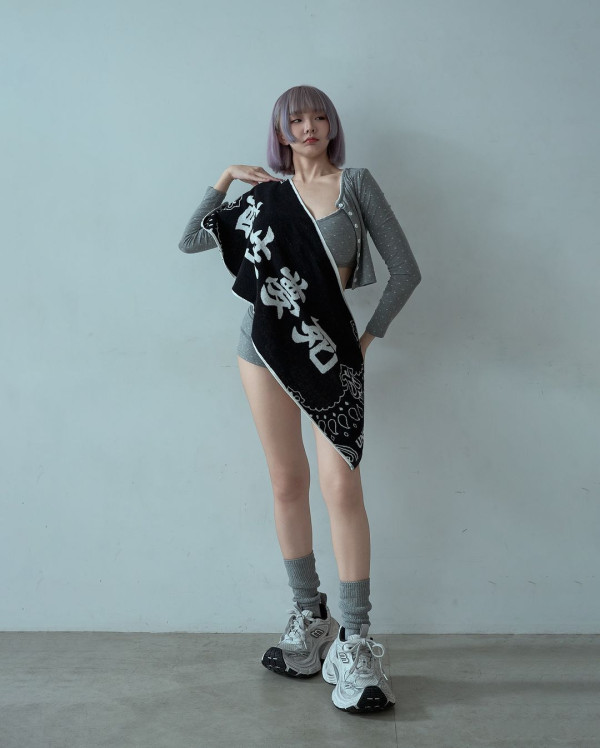 女球迷球場觀賽突然脫衣露巨乳 影片瘋傳！網友狂批自私：現場有小朋友 