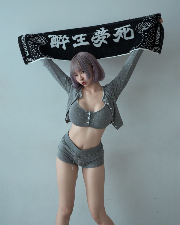 女球迷球場觀賽突然脫衣露巨乳 影片瘋傳！網友狂批自私：現場有小朋友 