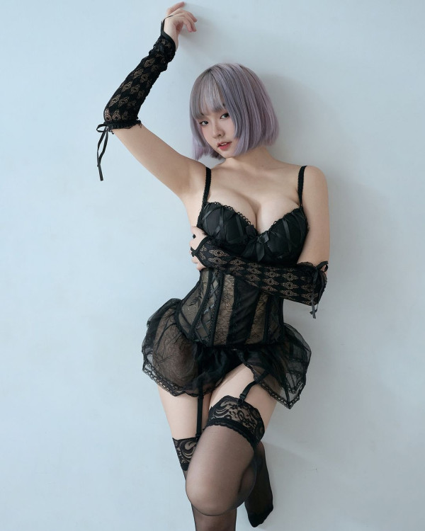 女球迷球場觀賽突然脫衣露巨乳 影片瘋傳！網友狂批自私：現場有小朋友 