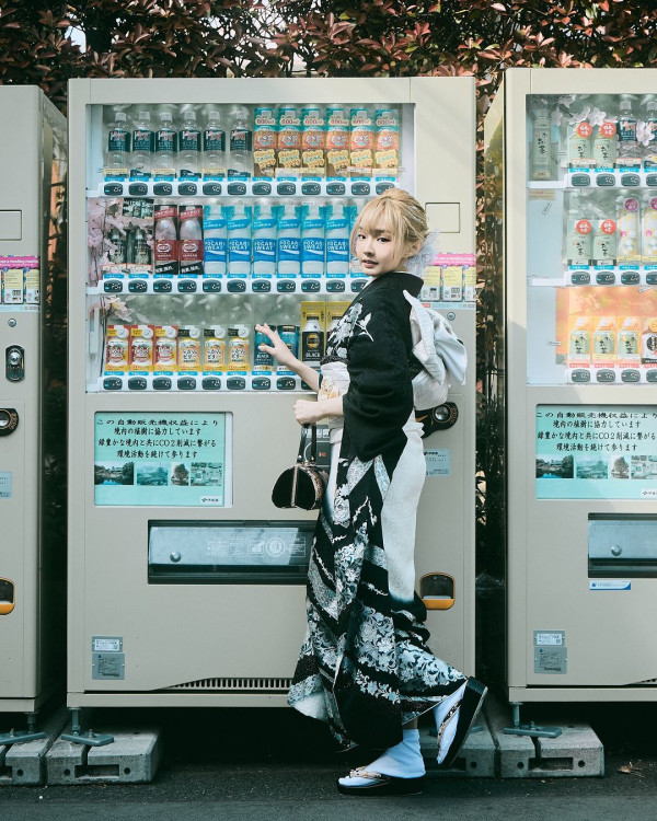 女球迷球場觀賽突然脫衣露巨乳 影片瘋傳！網友狂批自私：現場有小朋友 