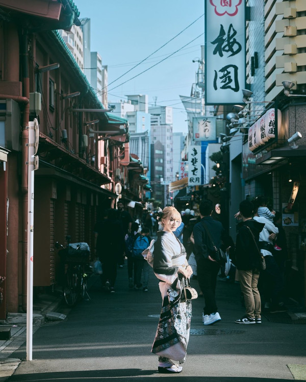 女球迷球場觀賽突然脫衣露巨乳 影片瘋傳！網友狂批自私：現場有小朋友 