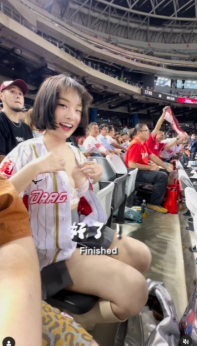 女球迷球場觀賽突然脫衣露巨乳 影片瘋傳！網友狂批自私：現場有小朋友 