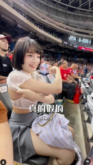 女球迷球場觀賽突然脫衣露巨乳 影片瘋傳！網友狂批自私：現場有小朋友 
