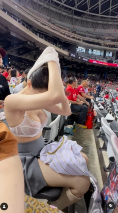 女球迷球場觀賽突然脫衣露巨乳 影片瘋傳！網友狂批自私：現場有小朋友 
