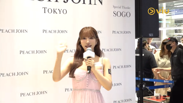 退役AV女優遊台大晒性感照 飄逸長髮配緊身衣震撼全網：難怪最近台北熱 