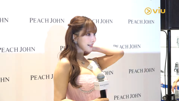 退役AV女優遊台大晒性感照 飄逸長髮配緊身衣震撼全網：難怪最近台北熱 