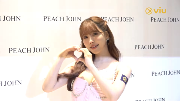 退役AV女優遊台大晒性感照 飄逸長髮配緊身衣震撼全網：難怪最近台北熱 