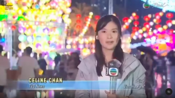 TVB女記者陳尚萱九龍城潑水節被圍攻潑水 被膠桶笠頭當場求饒：唔好淋我住！