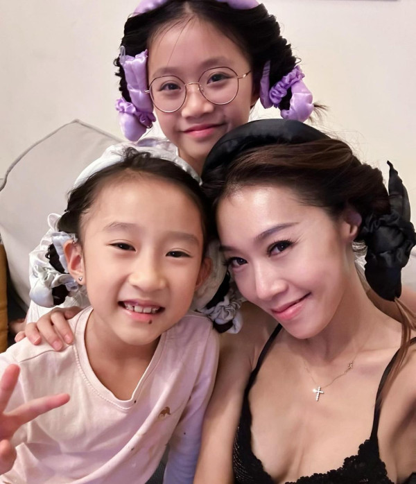 黃心妙出門唔記得帶證件原車折返 曬性感照兼送誘人肉嘴耍冧 