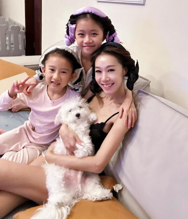 黃心妙出門唔記得帶證件原車折返 曬性感照兼送誘人肉嘴耍冧 