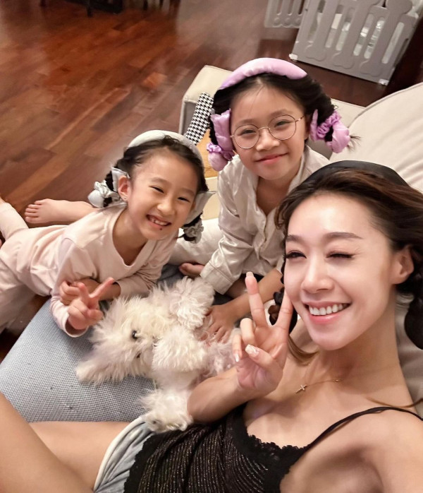 黃心妙出門唔記得帶證件原車折返 曬性感照兼送誘人肉嘴耍冧 