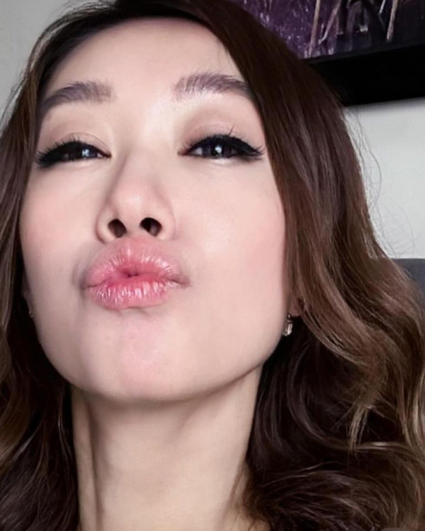 黃心妙出門唔記得帶證件原車折返 曬性感照兼送誘人肉嘴耍冧 