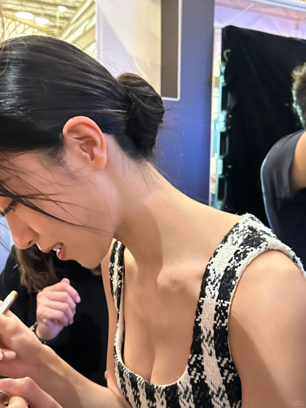 港姐亞軍許子萱牛津碩士畢業照大曬美腿！昔日是非不絕 卸任後即赴外國進修 