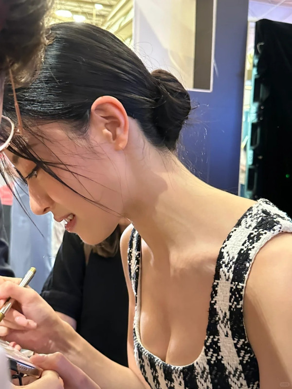 港姐亞軍許子萱牛津碩士畢業照大曬美腿！昔日是非不絕 卸任後即赴外國進修 