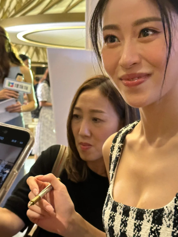 港姐亞軍許子萱牛津碩士畢業照大曬美腿！昔日是非不絕 卸任後即赴外國進修 