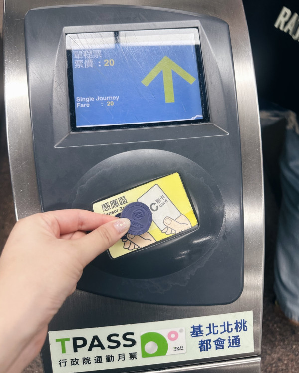 陳嘉慧疑飲醉失控除衫露胸跳舞！馬爾代夫慶結婚周年 