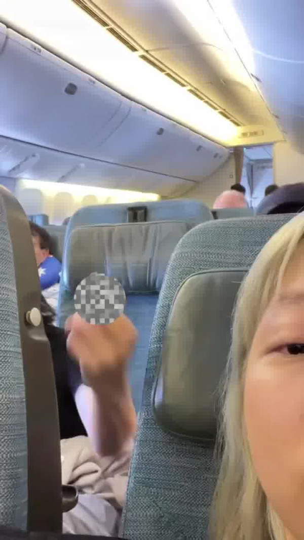 國泰港人夫婦不滿內地女椅背挨後 舉中指踢櫈辱罵「大陸妹」 網：影衰香港人