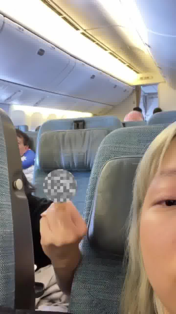 國泰港人夫婦不滿內地女椅背挨後 舉中指踢櫈辱罵「大陸妹」 網：影衰香港人