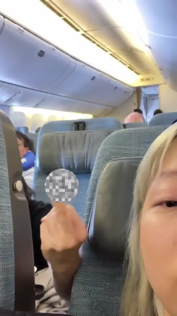 國泰港人夫婦不滿內地女椅背挨後 舉中指踢櫈辱罵「大陸妹」 網：影衰香港人