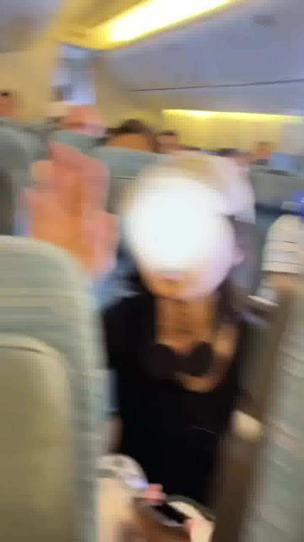 國泰港人夫婦不滿內地女椅背挨後 舉中指踢櫈辱罵「大陸妹」 網：影衰香港人