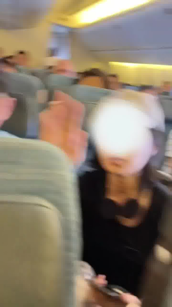 國泰港人夫婦不滿內地女椅背挨後 舉中指踢櫈辱罵「大陸妹」 網：影衰香港人