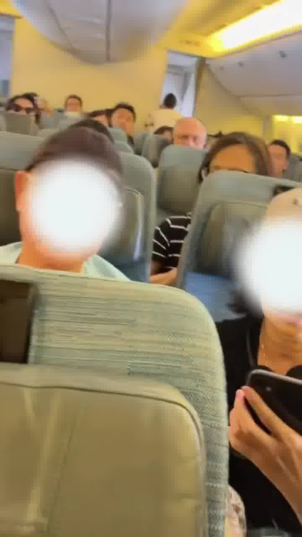 國泰港人夫婦不滿內地女椅背挨後 舉中指踢櫈辱罵「大陸妹」 網：影衰香港人