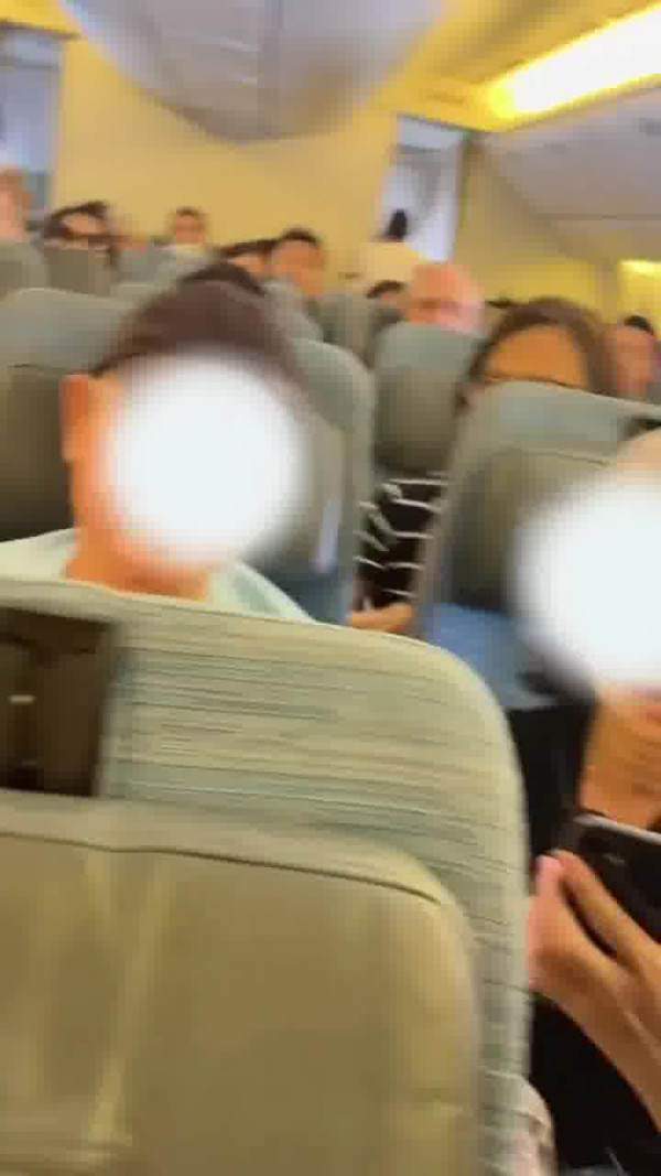 國泰港人夫婦不滿內地女椅背挨後 舉中指踢櫈辱罵「大陸妹」 網：影衰香港人