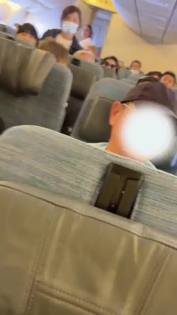 國泰港人夫婦不滿內地女椅背挨後 舉中指踢櫈辱罵「大陸妹」 網：影衰香港人