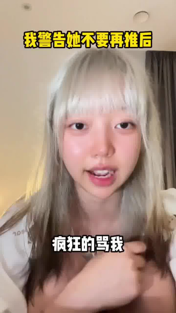 國泰港人夫婦不滿內地女椅背挨後 舉中指踢櫈辱罵「大陸妹」 網：影衰香港人