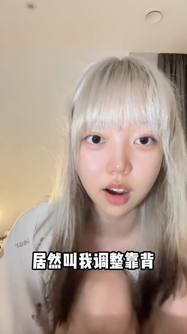 國泰港人夫婦不滿內地女椅背挨後 舉中指踢櫈辱罵「大陸妹」 網：影衰香港人