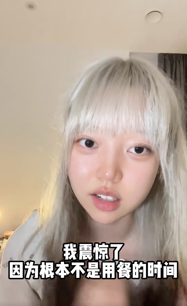 國泰港人夫婦不滿內地女椅背挨後 舉中指踢櫈辱罵「大陸妹」 網：影衰香港人