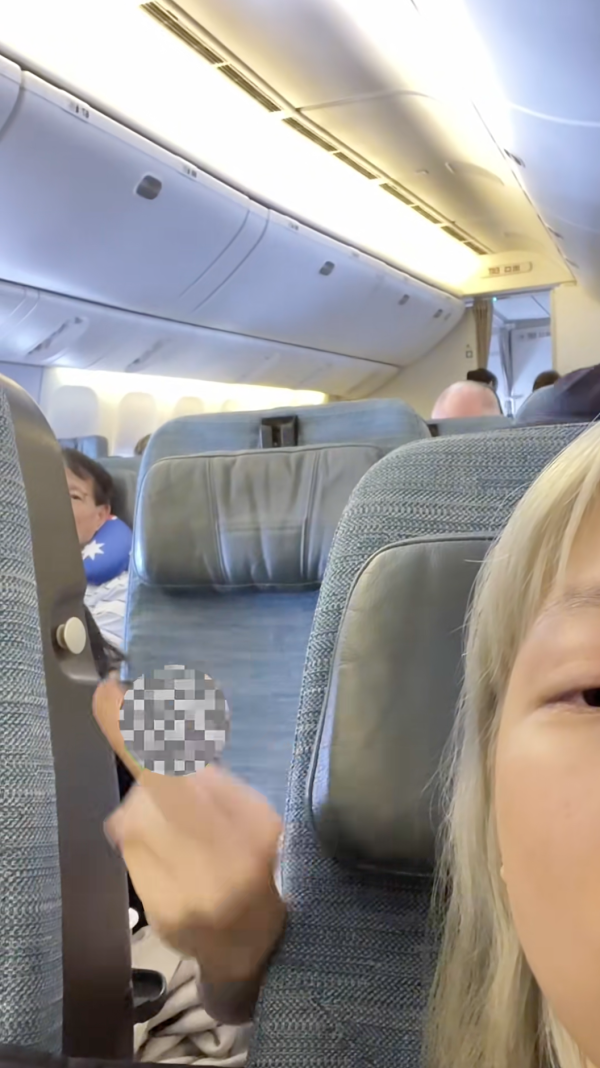 國泰港人夫婦不滿內地女椅背挨後 舉中指踢櫈辱罵「大陸妹」 網：影衰香港人