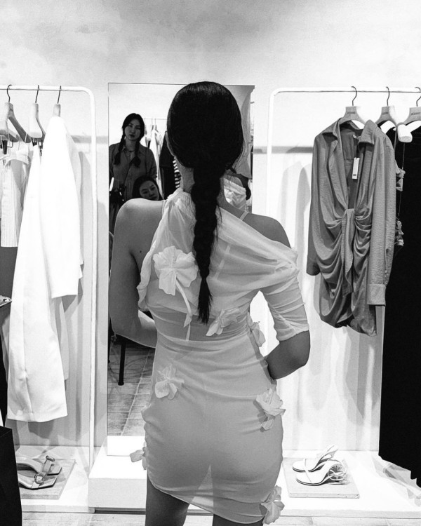 Jennie出席婚禮衣著被批唔尊重!粉絲即護航解釋背後原因!