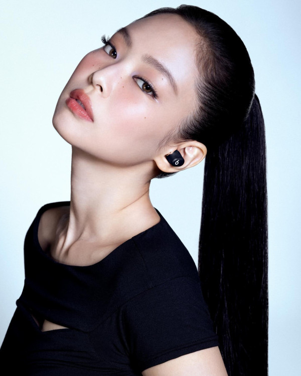 Jennie出席婚禮衣著被批唔尊重!粉絲即護航解釋背後原因!