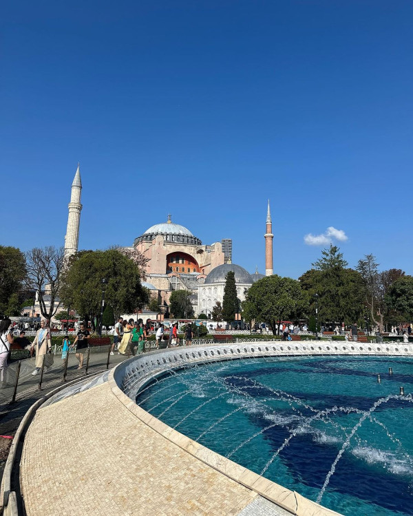 TVB小花遊伊斯坦堡曬玉背 留長頭髮被指重回顏值顛峰！ 