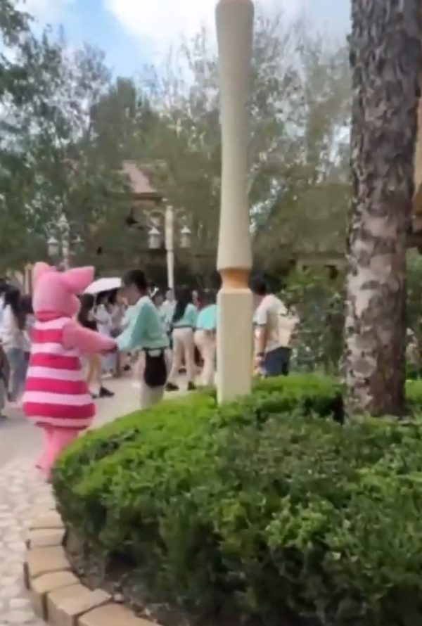 上海迪士尼樂園漂流設施有人跳船！須緊急關閉 其他乘客下場慘了 