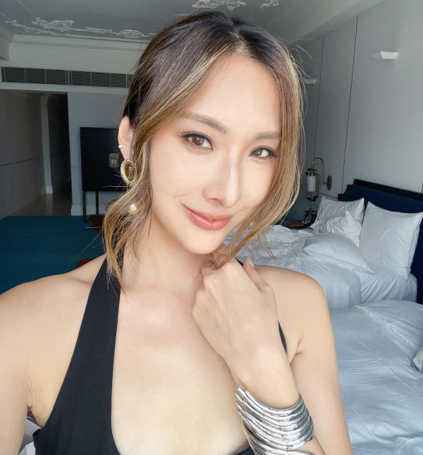 TVB「A0女神」激罕甫泳裝照 酒店泳池游夜水大騷美背 網友:索到暈!